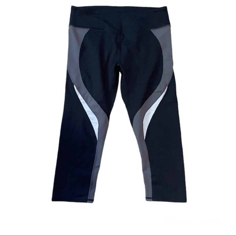 FABLETICS CAPRI LEGGINGS WOMANS SIZE MEDIUM BLACK